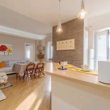 Guesthost - Seaview & Balcony