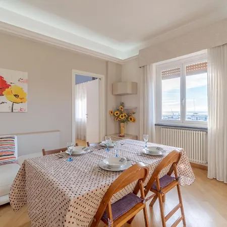 Guesthost - Seaview & Balcony *