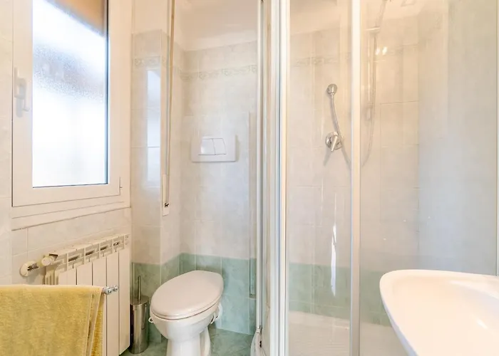 Guesthost - Seaview & Balcony Lejlighed *