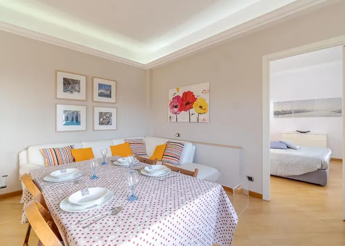 Guesthost - Seaview & Balcony